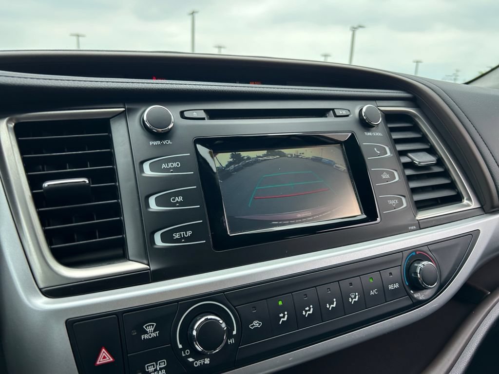 Used 2019 Toyota Highlander LE AWD/4WD image 22