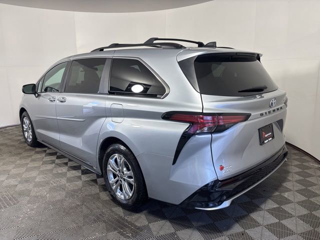 Used 2022 Toyota Sienna XSE AWD/4WD image 4