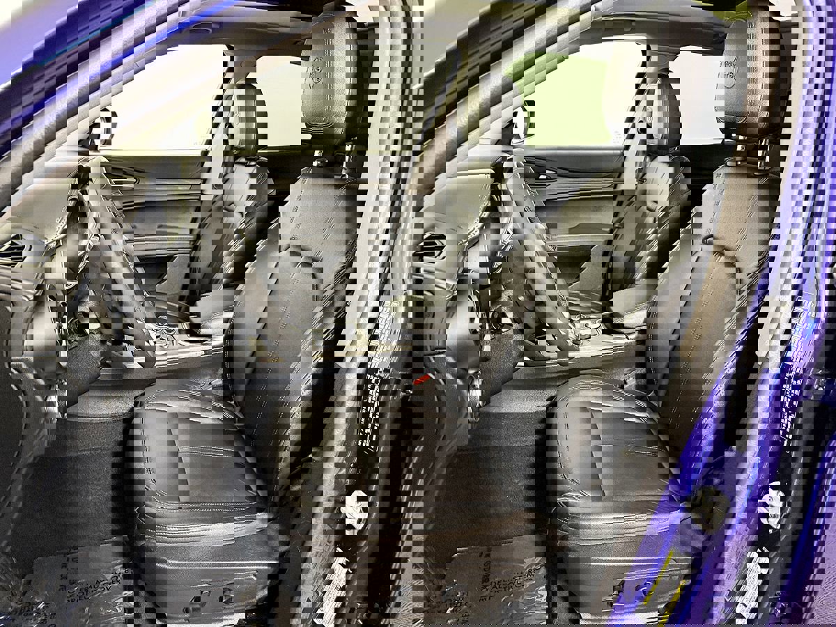 Used 2021 Alfa Romeo Stelvio Ti w/ Premium Package image 17