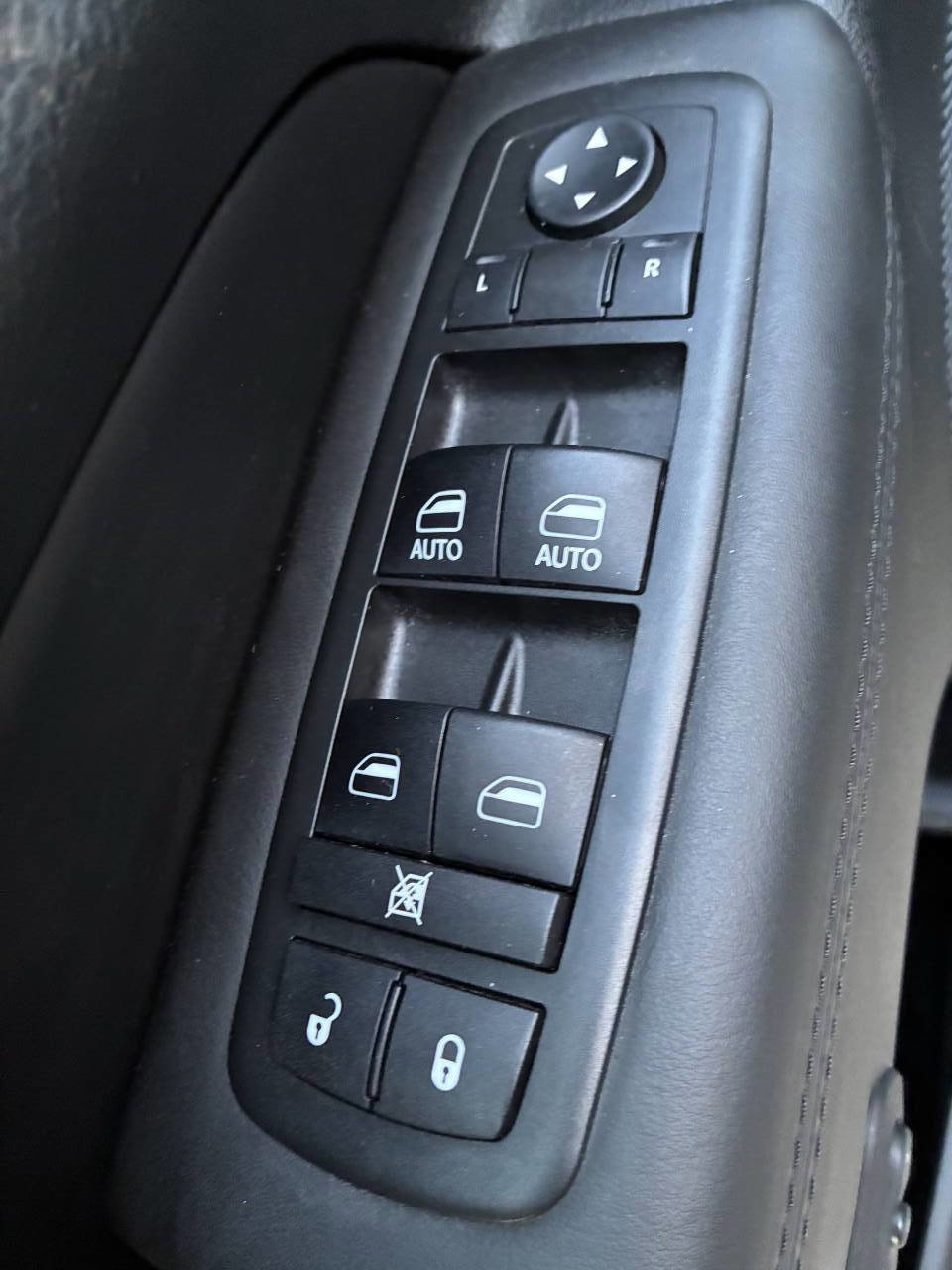 Used 2013 Jeep Grand Cherokee Overland image 26