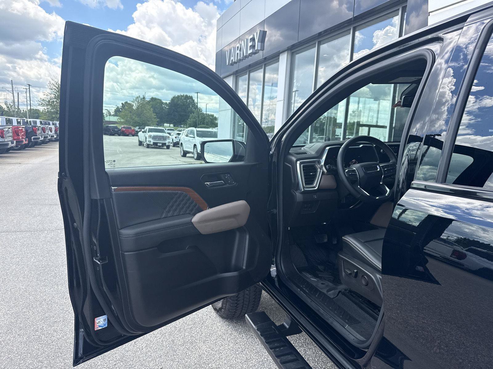 Used 2023 GMC Canyon Denali w/ Denali Black Edition AWD/4WD image 11