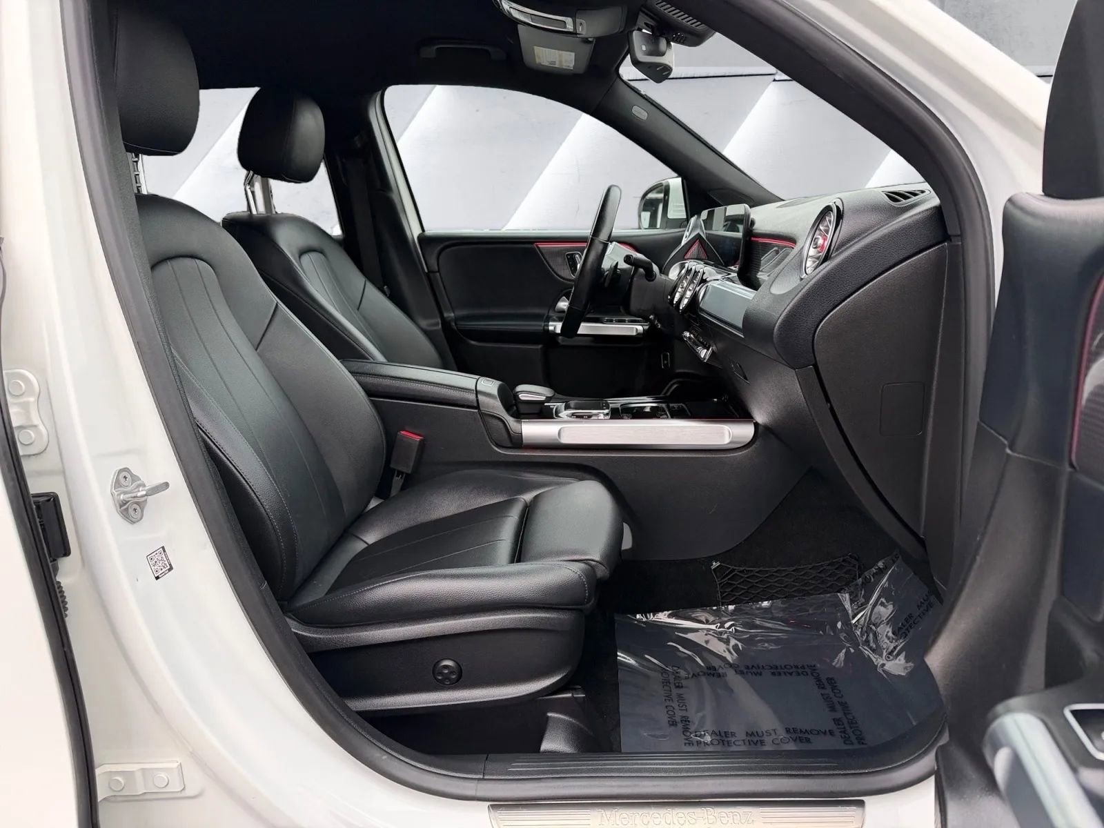 Used 2020 Mercedes-Benz GLB 250 4MATIC w/ Premium Package image 13