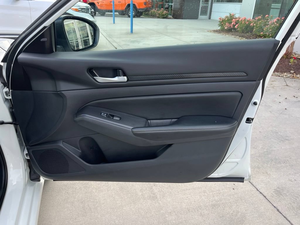 Used 2025 Nissan Altima 2.5 SV FWD image 30
