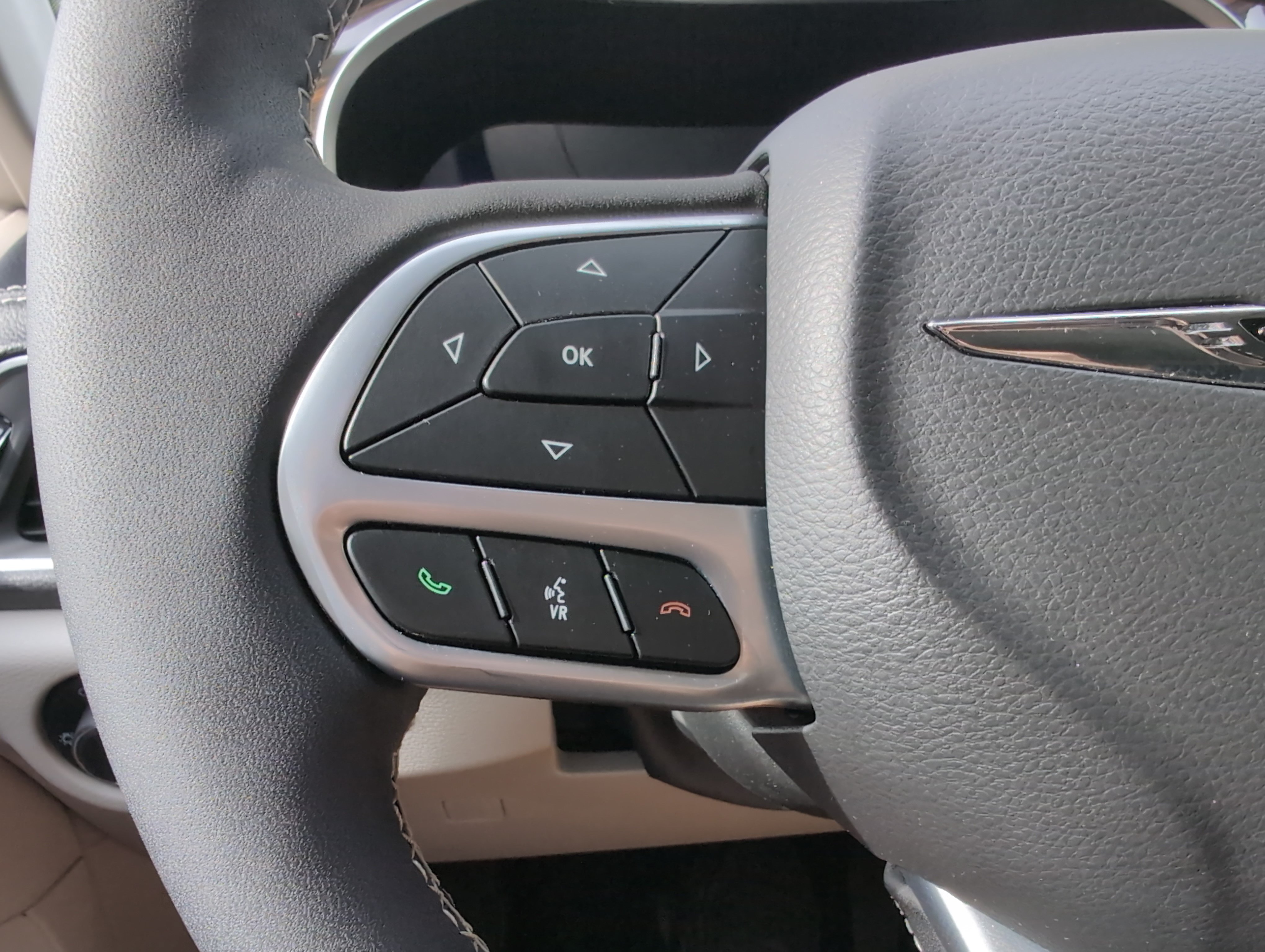 Used 2023 Chrysler Pacifica Limited FWD image 19