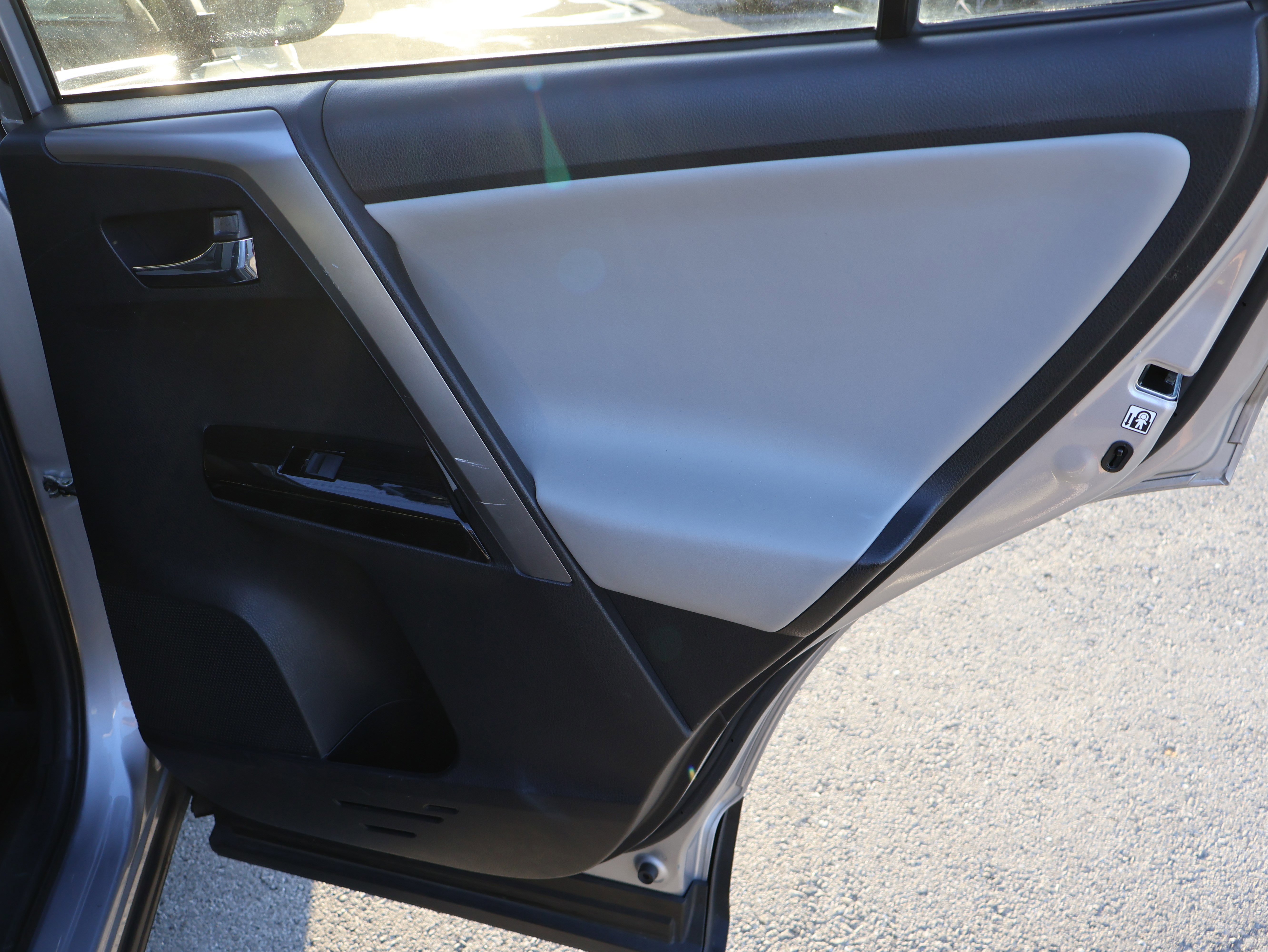 Used 2018 Toyota RAV4 Limited image 13