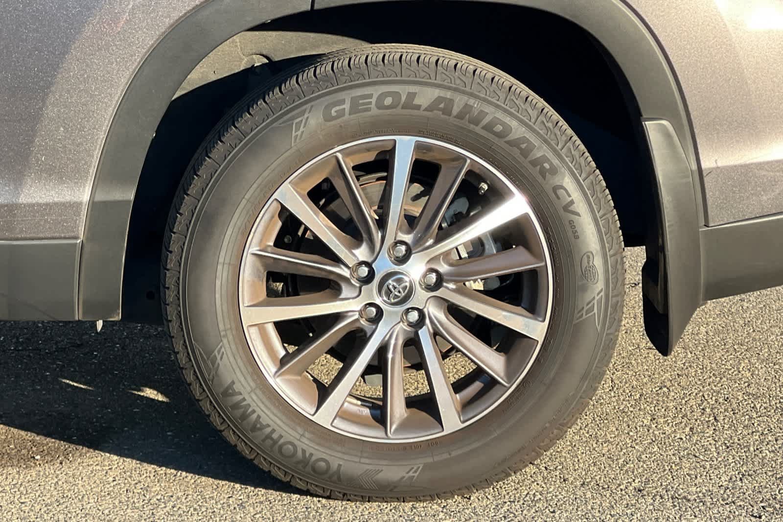 Used 2019 Toyota Highlander XLE AWD/4WD image 25