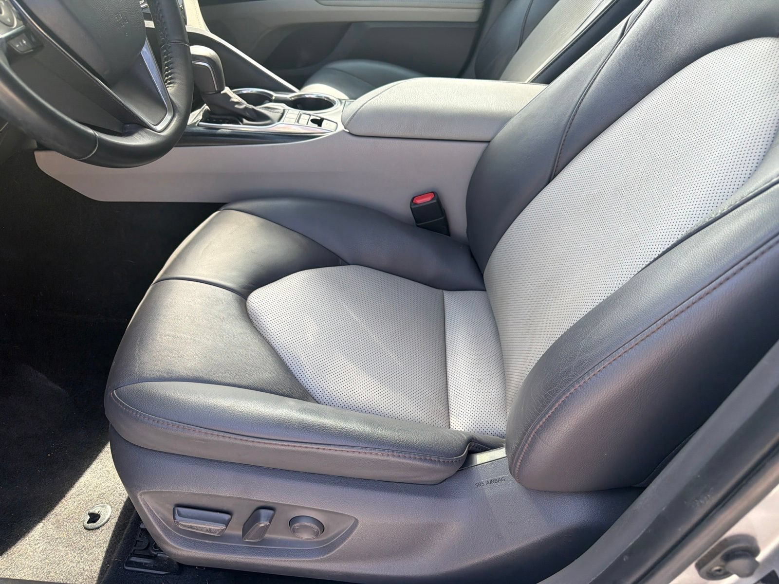Used 2020 Toyota Camry XLE FWD image 15