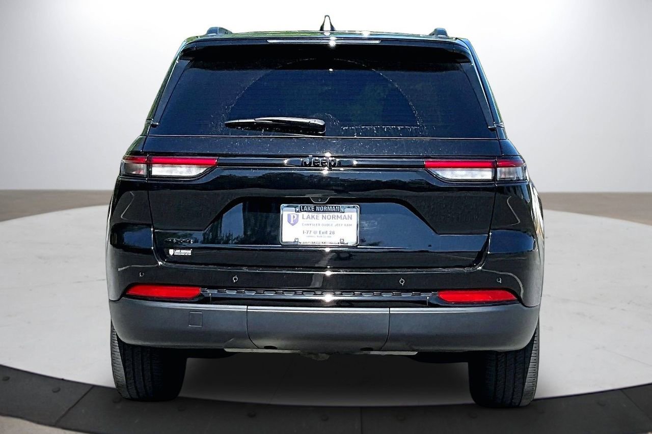Used 2023 Jeep Grand Cherokee Altitude AWD/4WD image 8