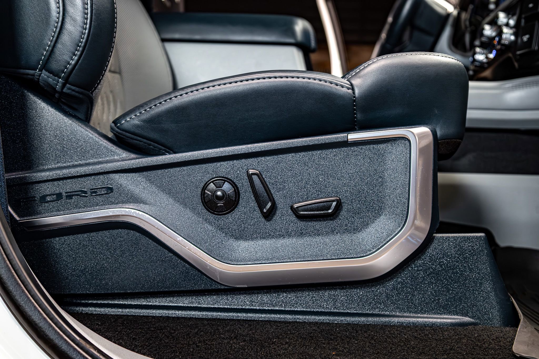 Used 2023 Ford F350 Limited w/ FX4 Off-Road Package image 29