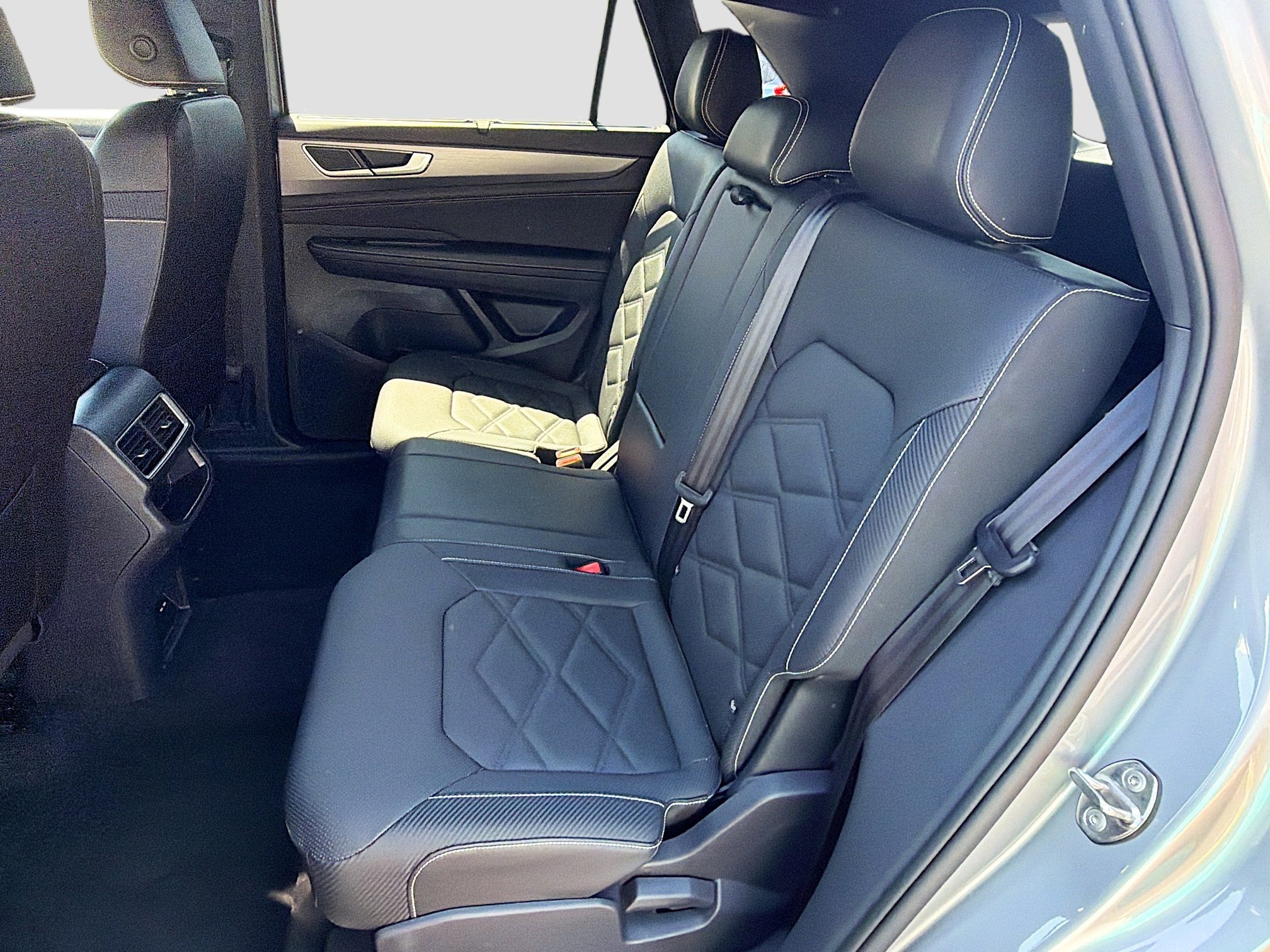 Used 2025 Volkswagen Atlas Cross Sport SE image 17