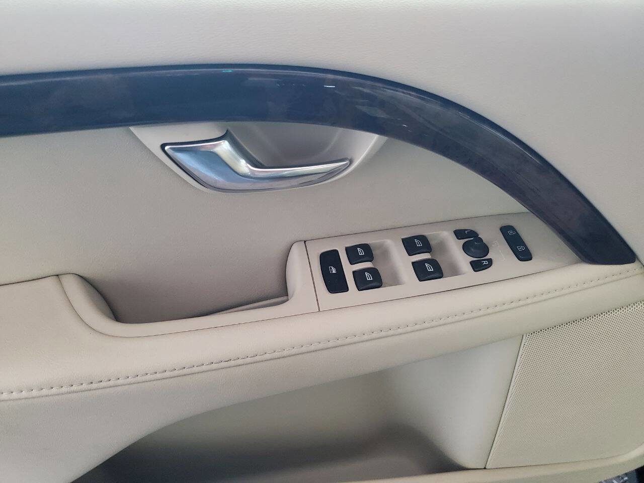 Used 2016 Volvo XC70 T5 Platinum w/ Climate Package image 10