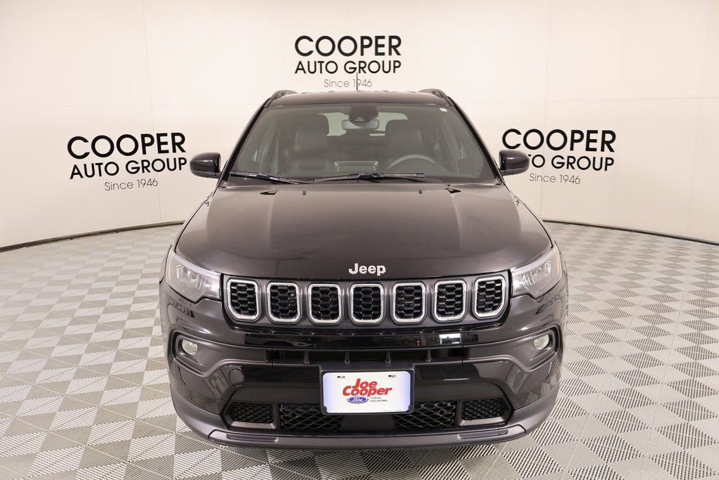 Used 2025 Jeep Compass Latitude image 9