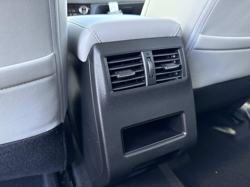 New 2025 Mitsubishi Outlander SE image 17