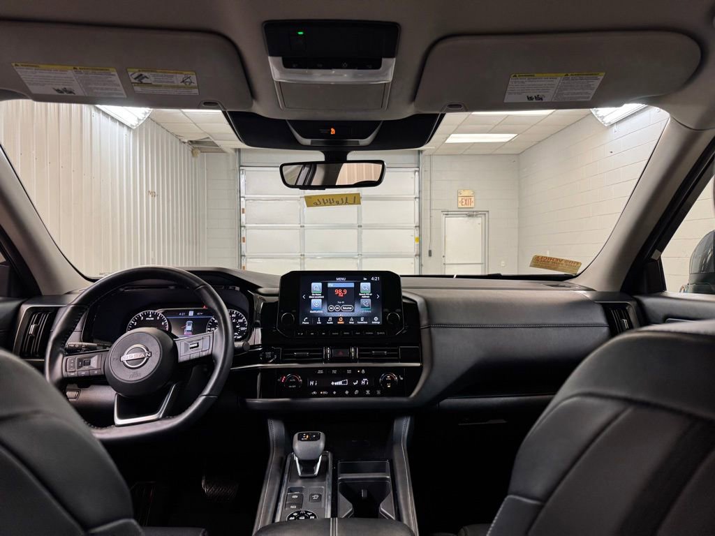 Used 2025 Nissan Pathfinder SL AWD/4WD image 19
