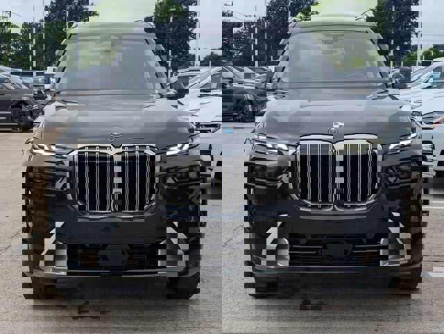 Used 2025 BMW X7 xDrive40i w/ Premium Package image 8