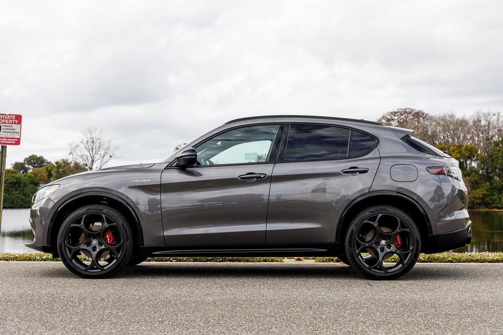 New 2025 Alfa Romeo Stelvio Sprint image 6