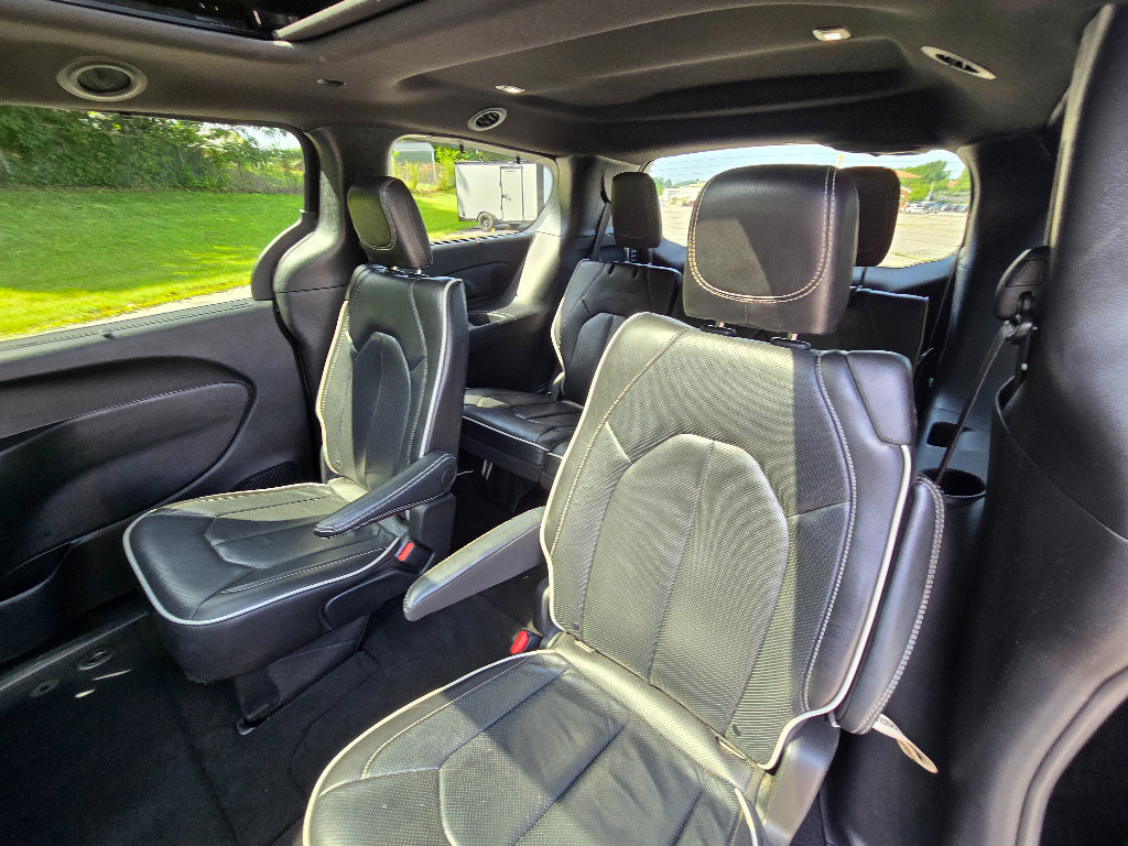 Used 2025 Chrysler Pacifica Limited FWD image 20