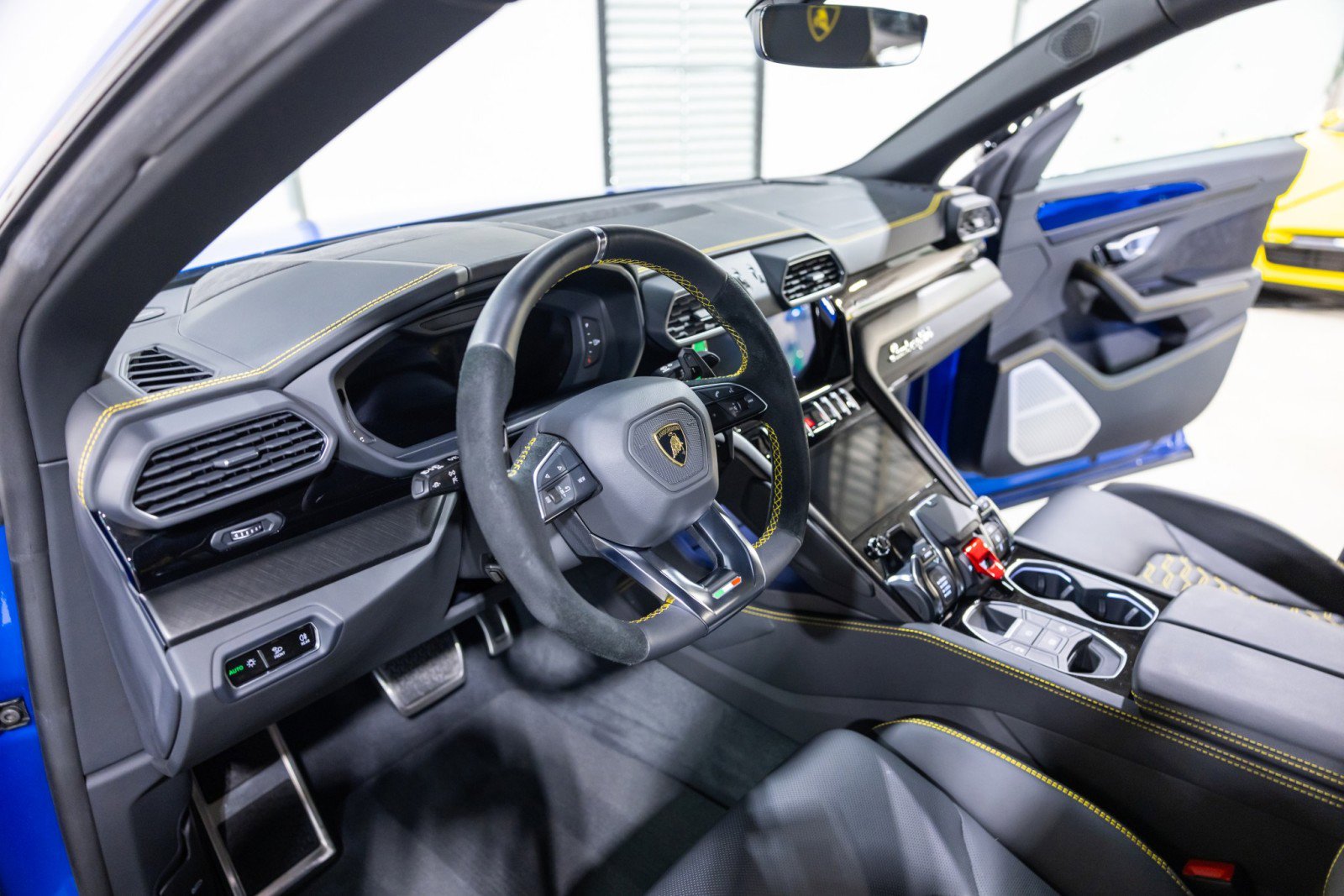 Used 2022 Lamborghini Urus image 39