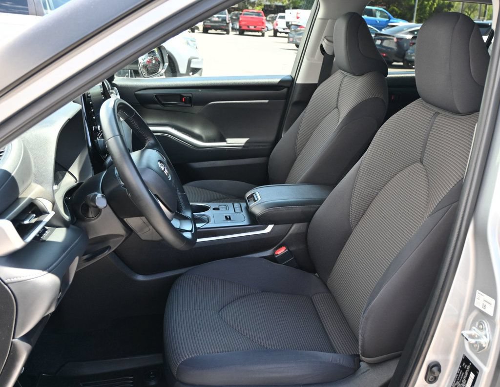 Used 2022 Toyota Highlander LE FWD image 13