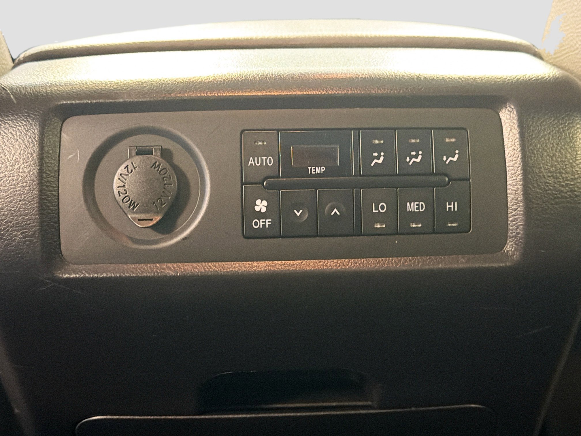 Used 2016 Toyota Sequoia Limited w/ Safety & Convenience Package image 29