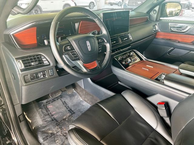Used 2024 Lincoln Navigator Premiere image 11