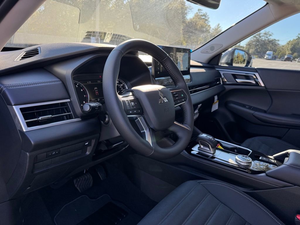 New 2025 Mitsubishi Outlander SE image 28