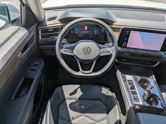 Used 2024 Volkswagen Atlas SE w/ Black Wheel Package FWD image 17