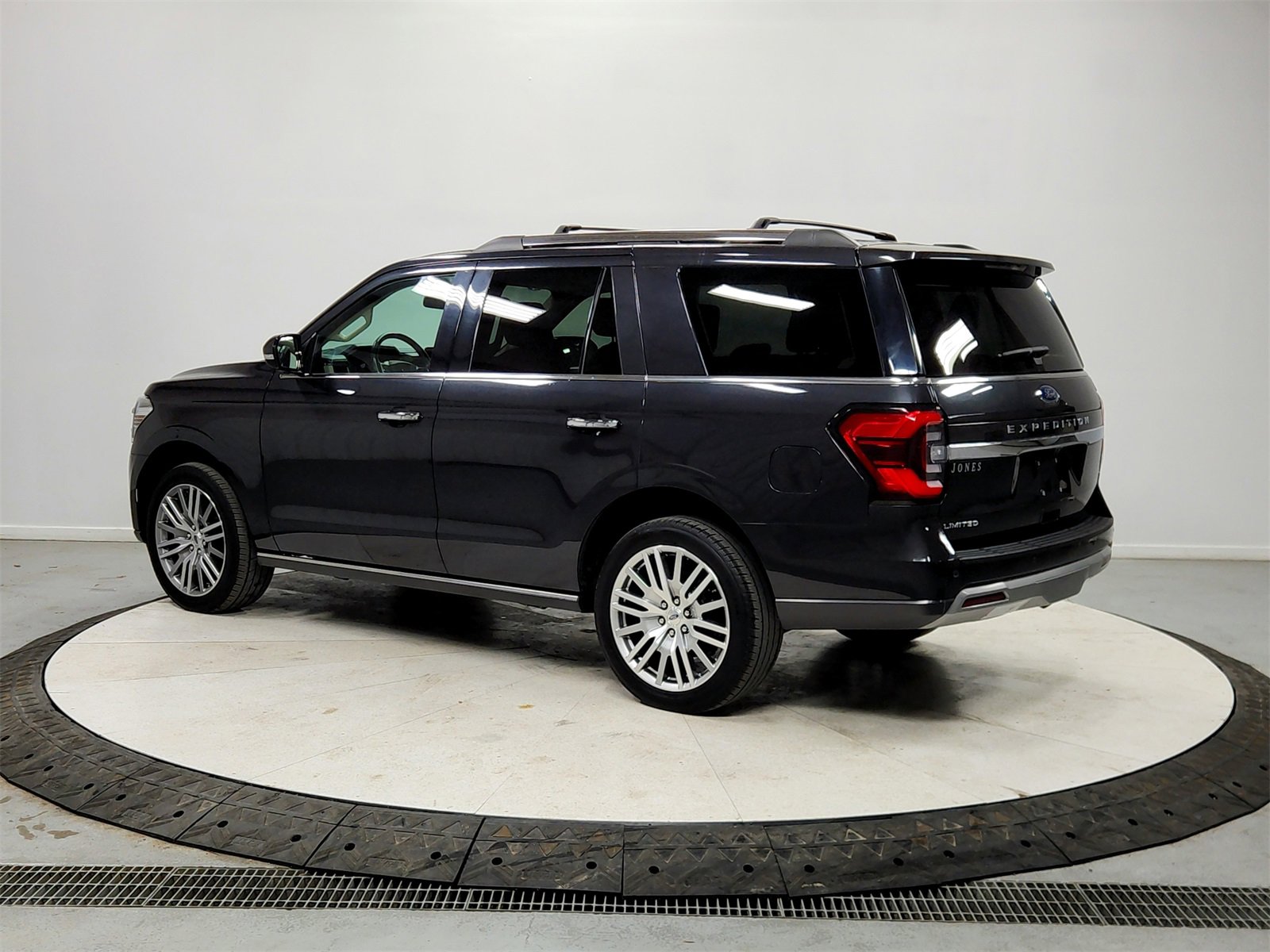 Used 2024 Ford Expedition Limited image 5