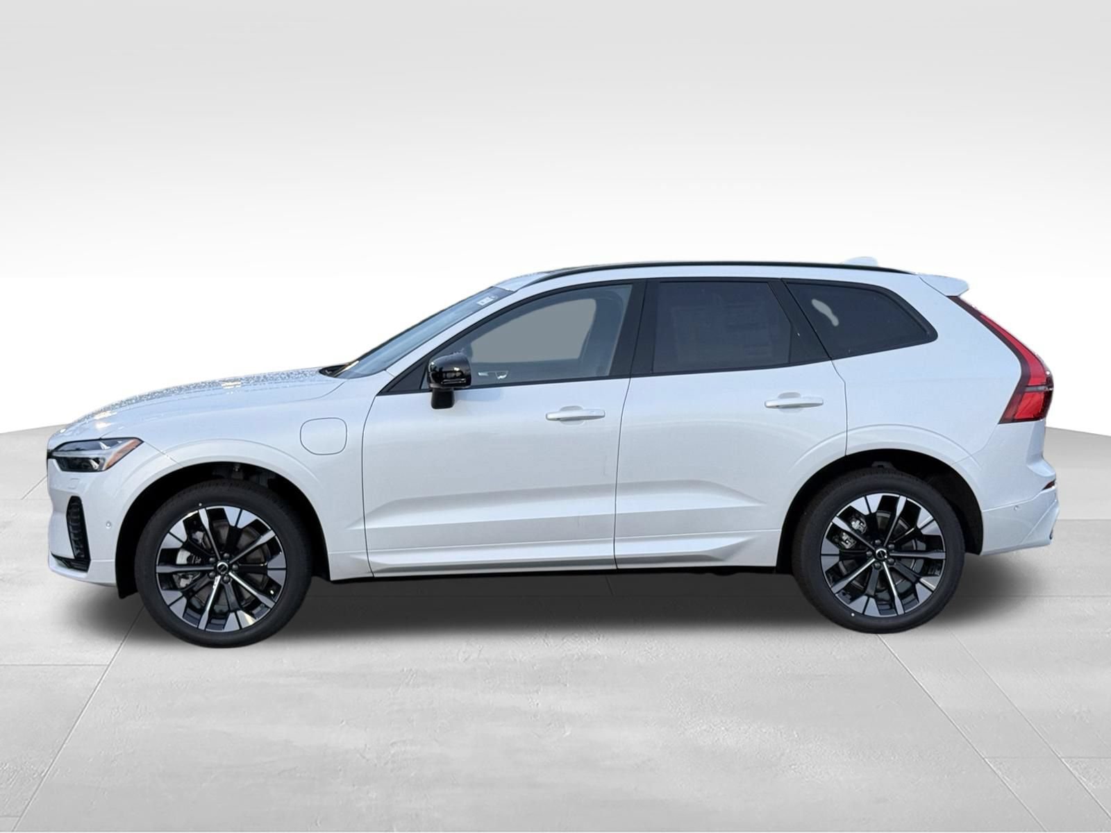 New 2026 Volvo XC60 T8 Plus w/ Climate Package PRO AWD/4WD image 2