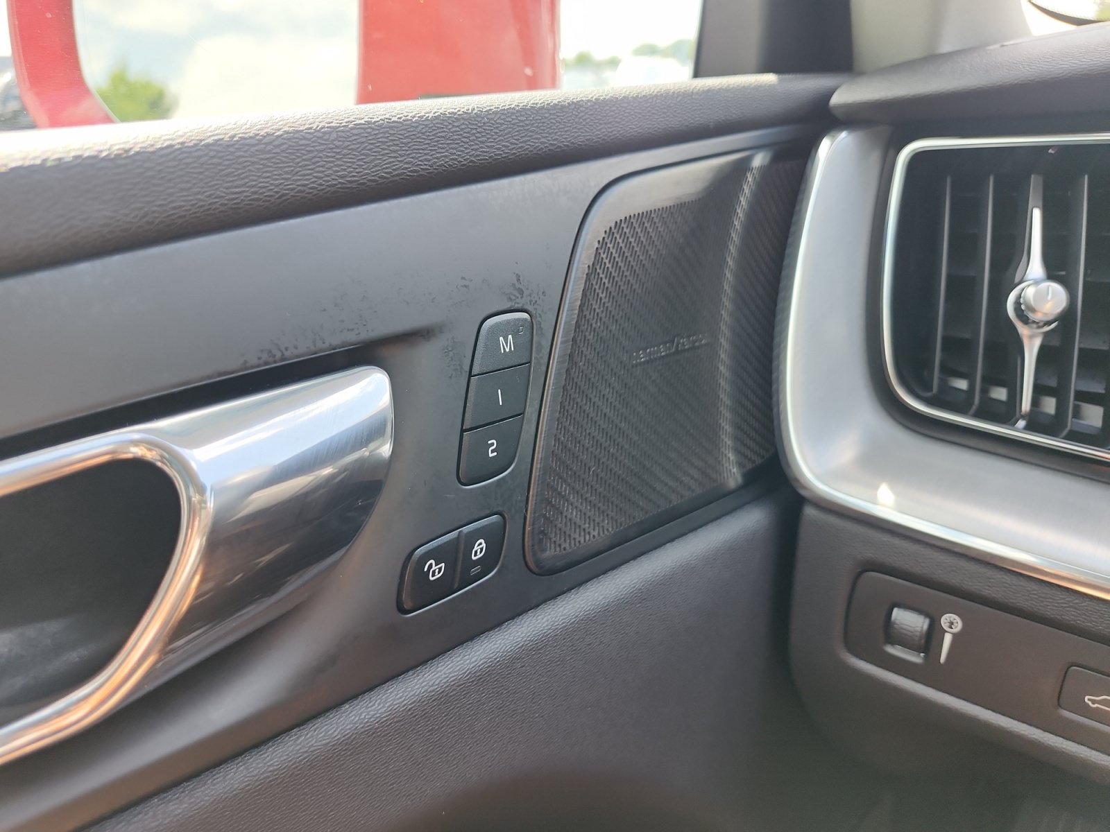 Used 2019 Volvo XC60 T5 Momentum w/ Protection Package AWD/4WD image 16