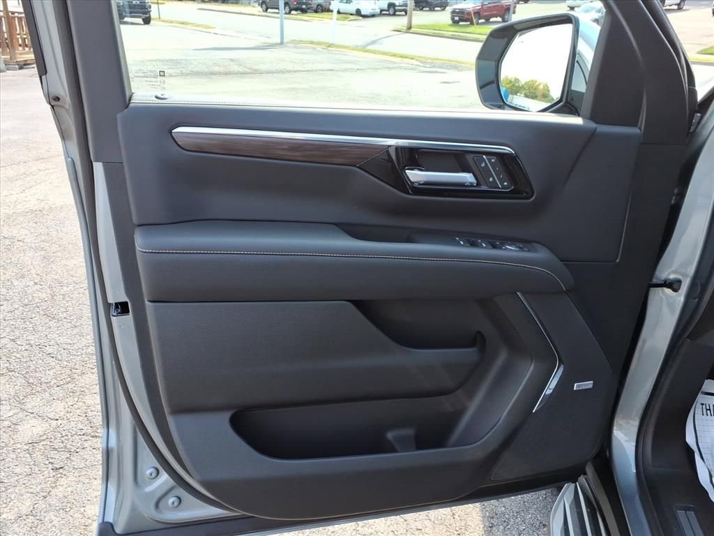 New 2025 Chevrolet Suburban Premier image 8