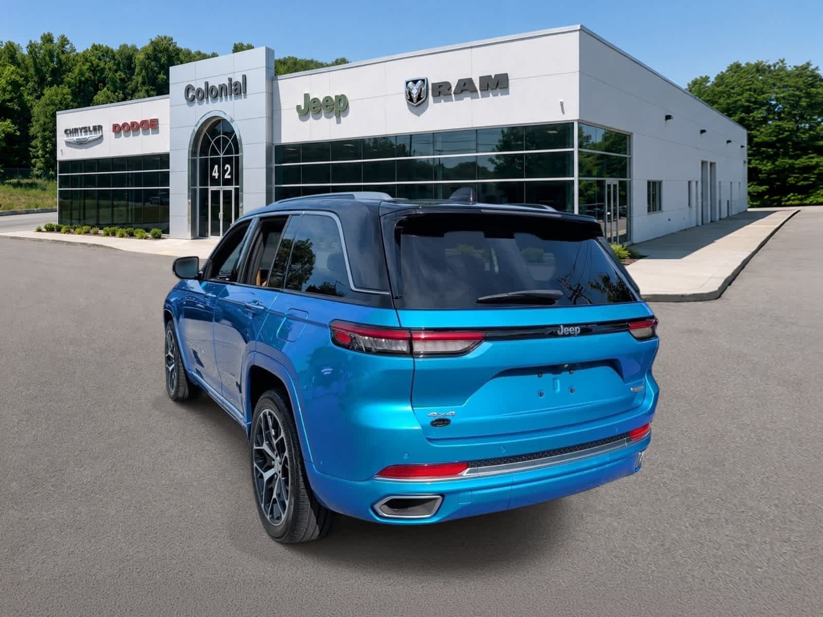 Used 2023 Jeep Grand Cherokee Summit AWD/4WD image 4