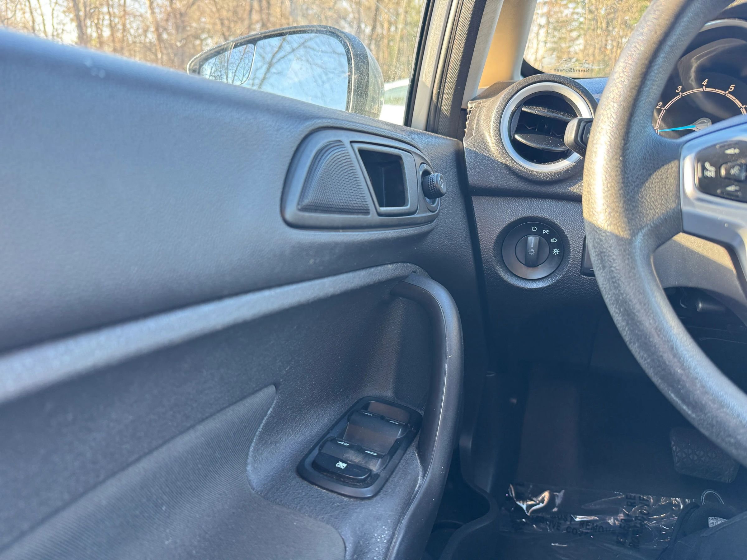 Used 2017 Ford Fiesta SE image 23