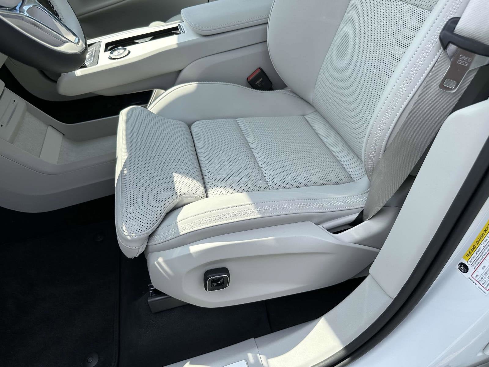 New 2025 Volvo EX90 Plus AWD/4WD image 16