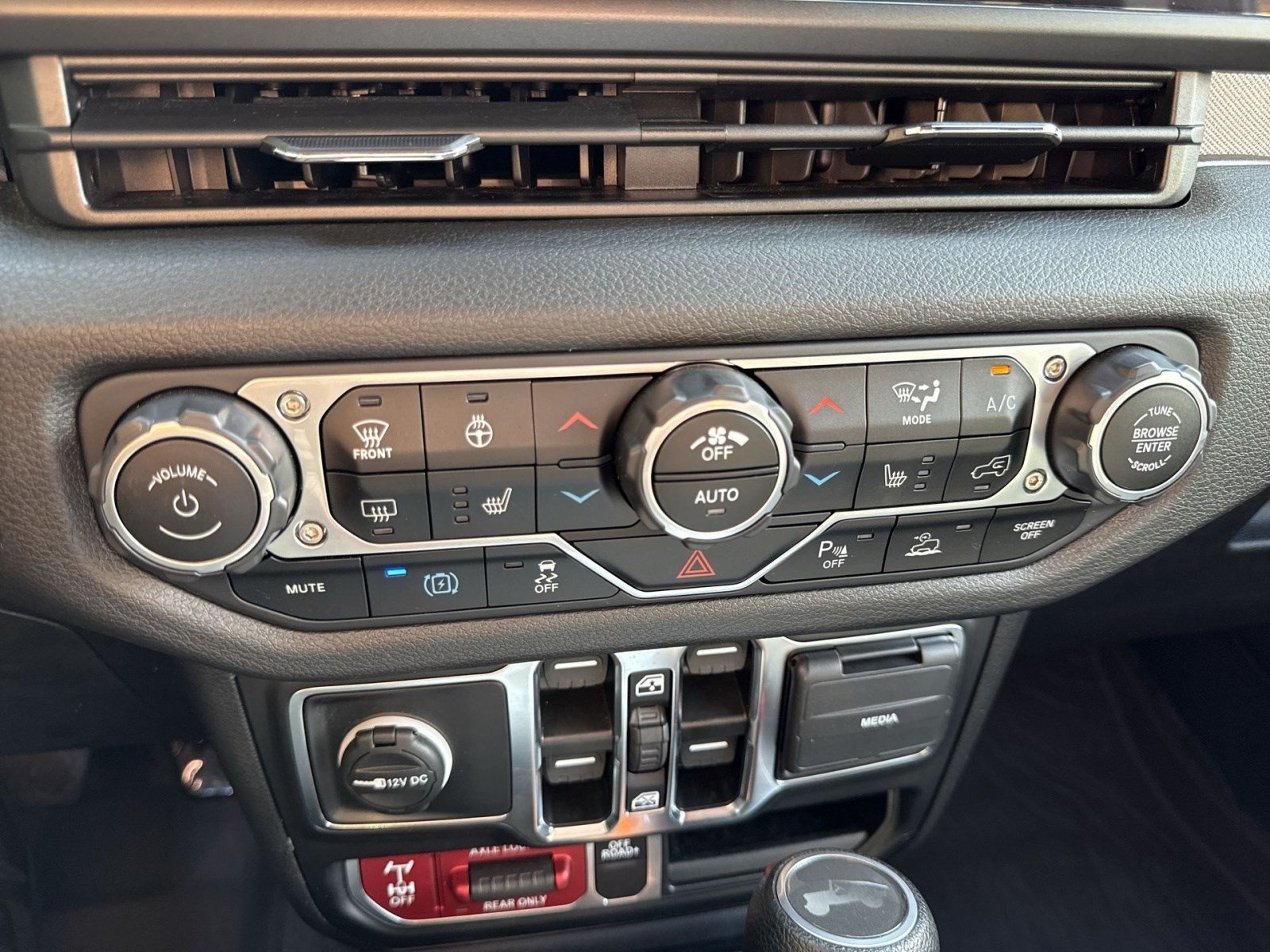 Used 2024 Jeep Wrangler Unlimited AWD/4WD image 17
