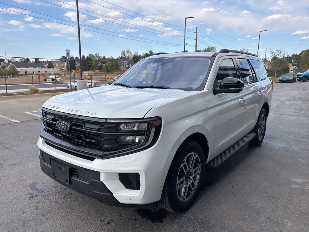 Used 2025 Ford Expedition Active AWD/4WD image 2