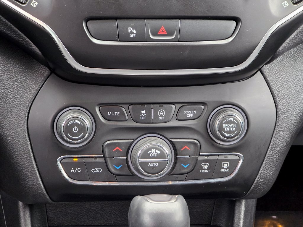 Used 2019 Jeep Cherokee Latitude Plus w/ Comfort/Convenience Group AWD/4WD image 33