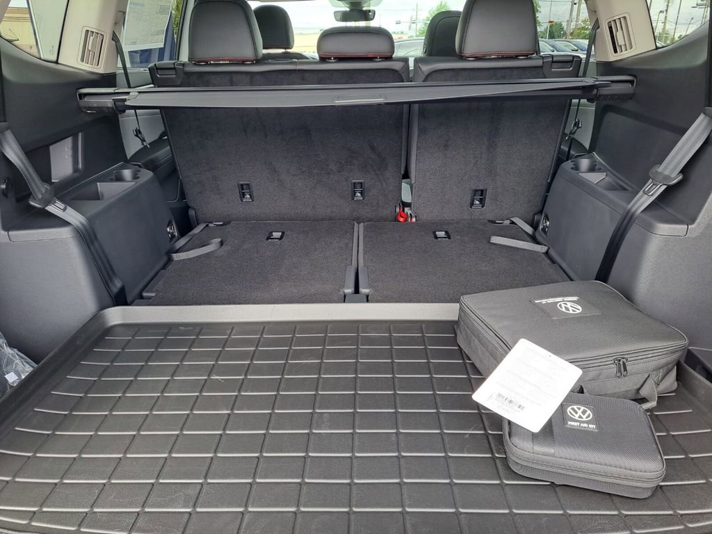 New 2025 Volkswagen Atlas Peak Edition SE image 23