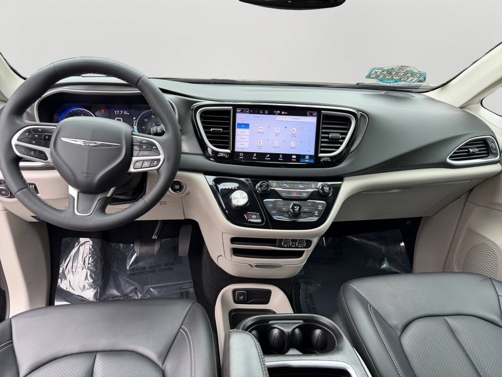 Used 2024 Chrysler Pacifica Touring-L FWD image 16