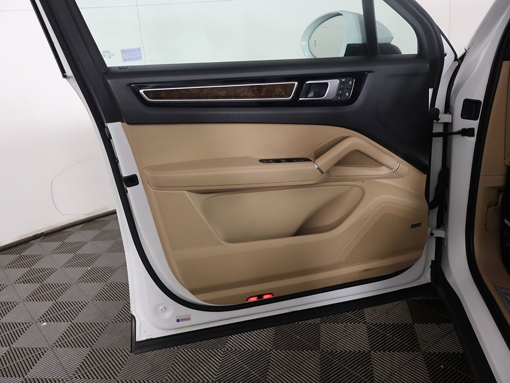 Used 2023 Porsche Cayenne Platinum Edition image 24