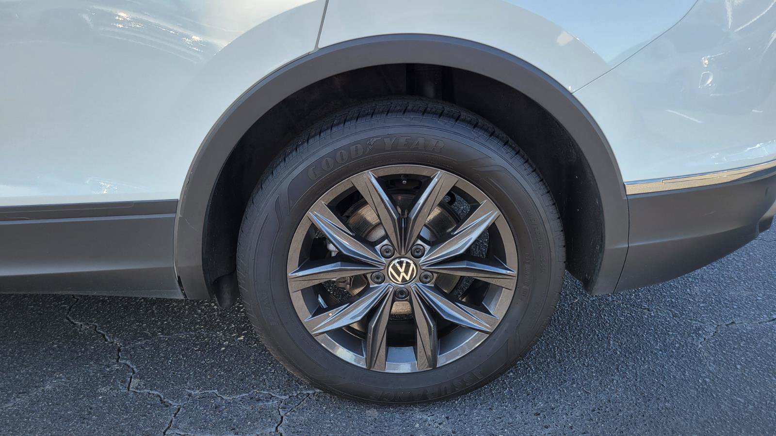 Certified 2024 Volkswagen Tiguan SE image 11