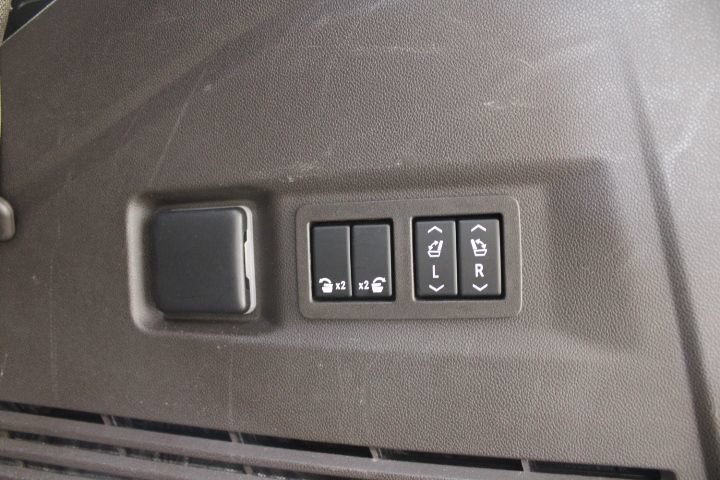 Used 2023 GMC Yukon Denali AWD/4WD image 13