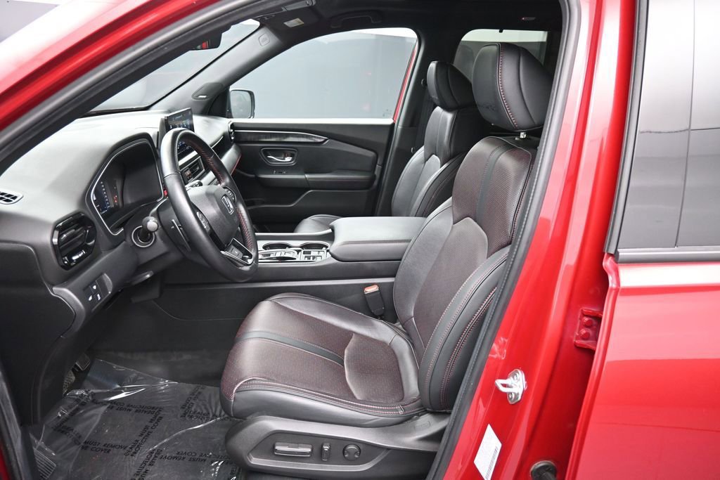 Certified 2025 Honda Pilot Black Edition image 19