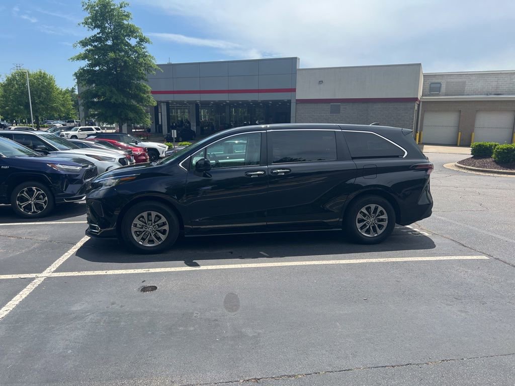Used 2023 Toyota Sienna XLE FWD image 17