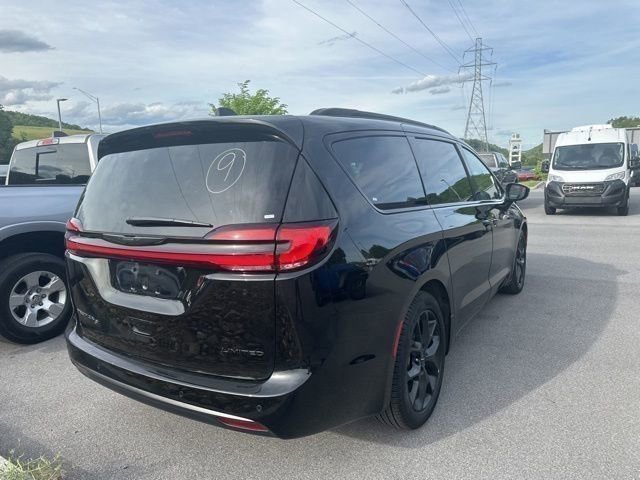 Used 2025 Chrysler Pacifica Limited FWD image 20