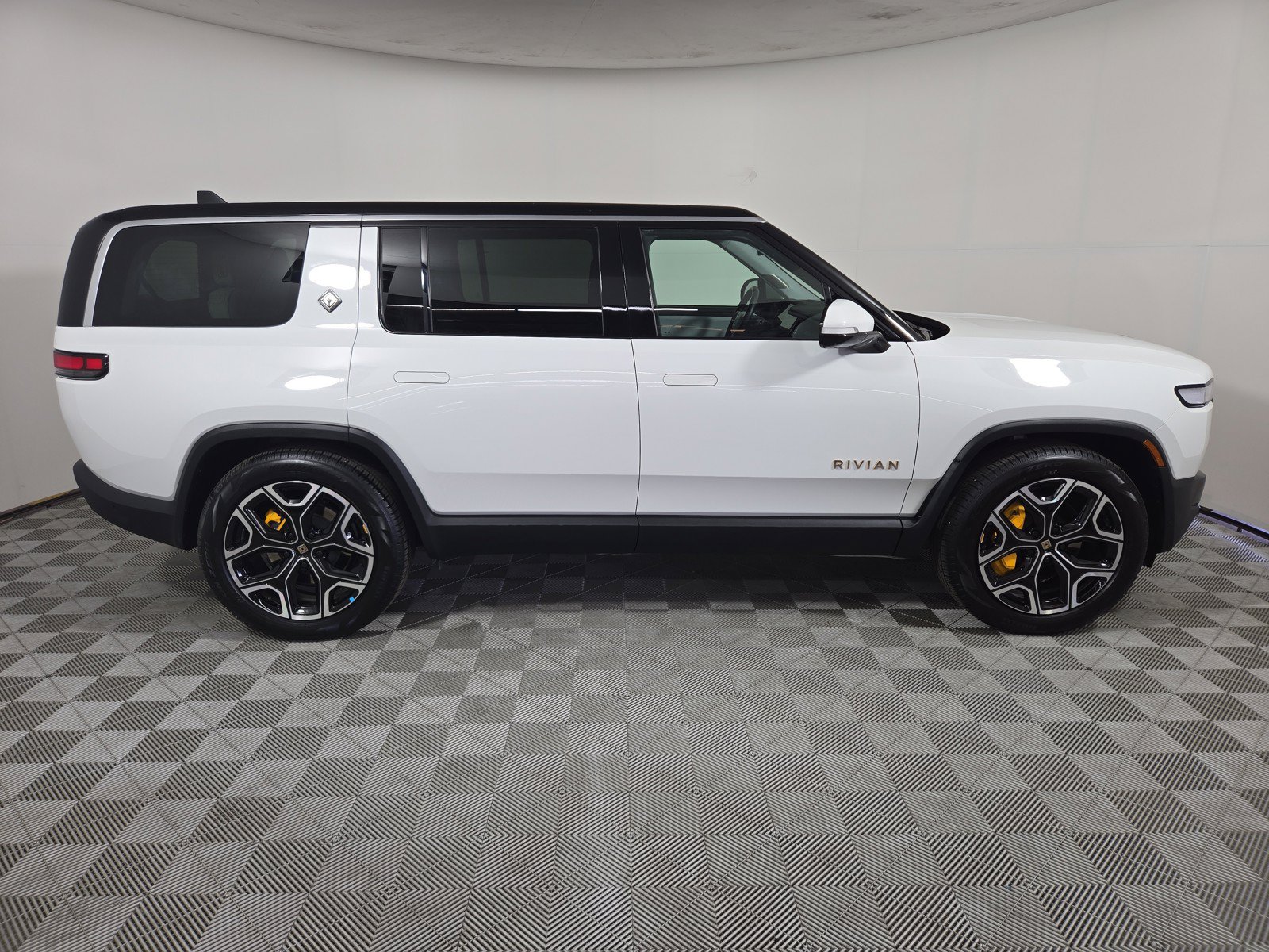 Used 2024 Rivian R1S Adventure AWD/4WD image 6