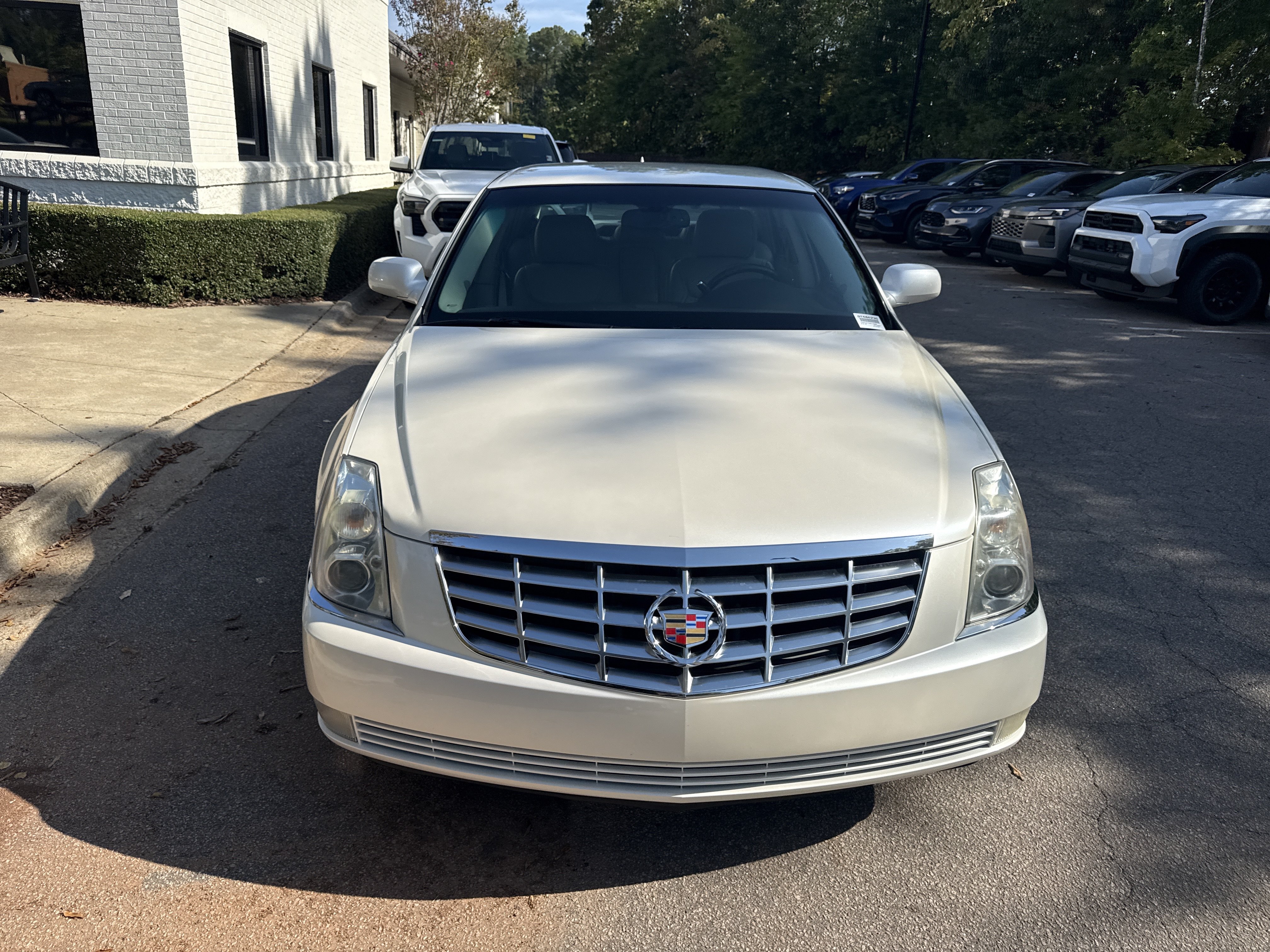 Used 2009 Cadillac DTS w/ Trunk Convenience Package FWD image 3