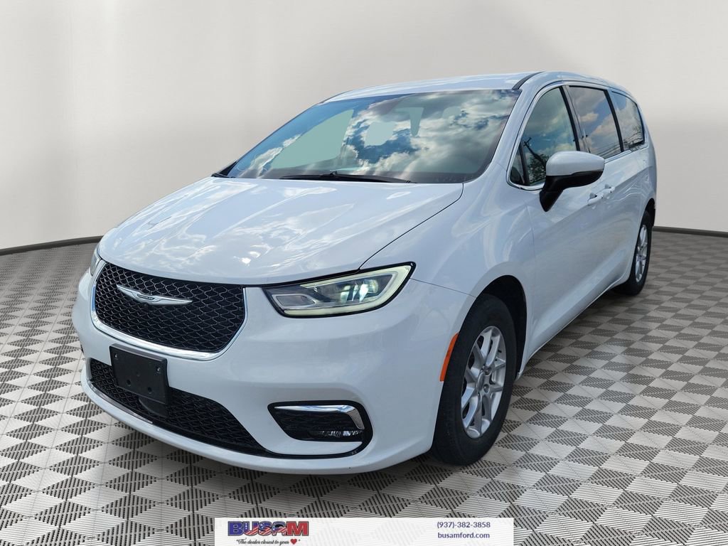 Used 2023 Chrysler Pacifica Touring-L FWD video 2