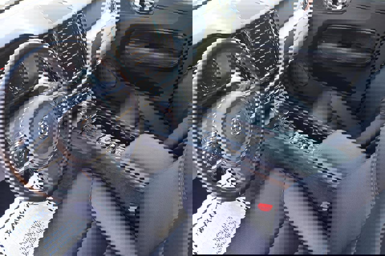 Used 2018 Volvo XC60 T5 Momentum w/ Convenience Package image 29