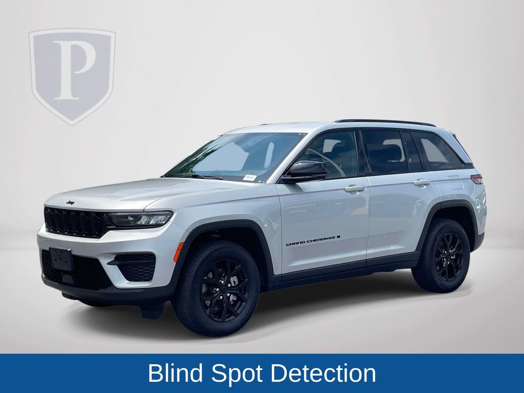 Used 2025 Jeep Grand Cherokee Altitude AWD/4WD image 5
